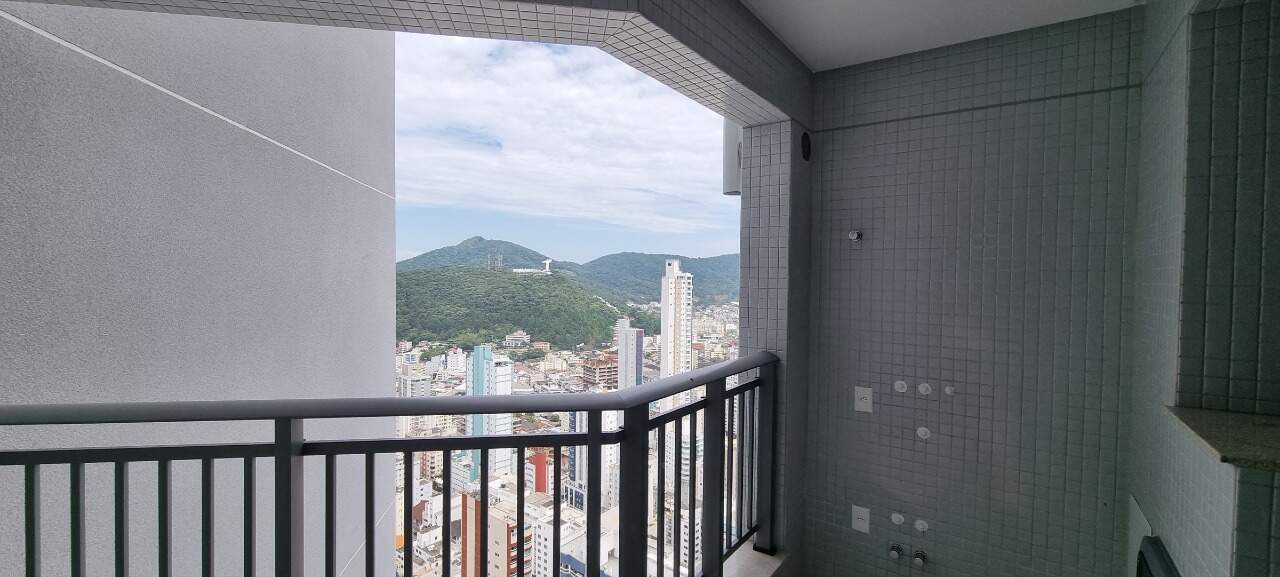 Apartamento à venda no Centro: Sacada com guarda-corpo e vista para a cidade e os morros