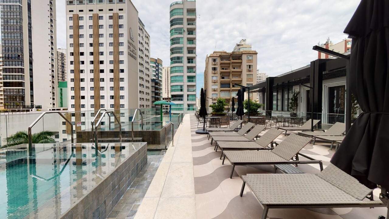 Apartamento à venda no Centro: Piscina externa com deck e espreguiçadeiras