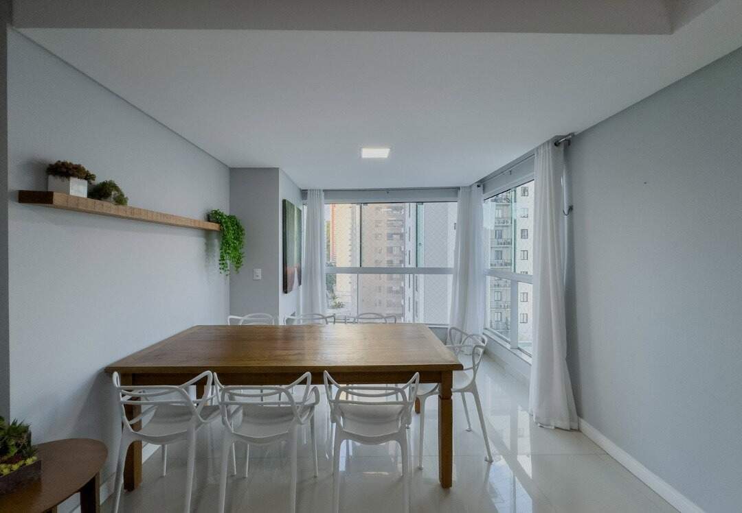 Apartamento à venda no Pioneiros: Mesa de jantar junto às janelas de canto, com fechamento de vidro
