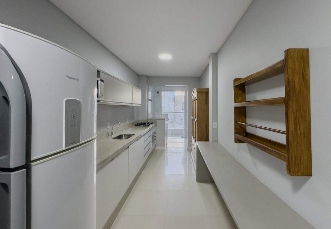 Apartamento à venda no Pioneiros: Cozinha com armários planejados e bancada de granito
