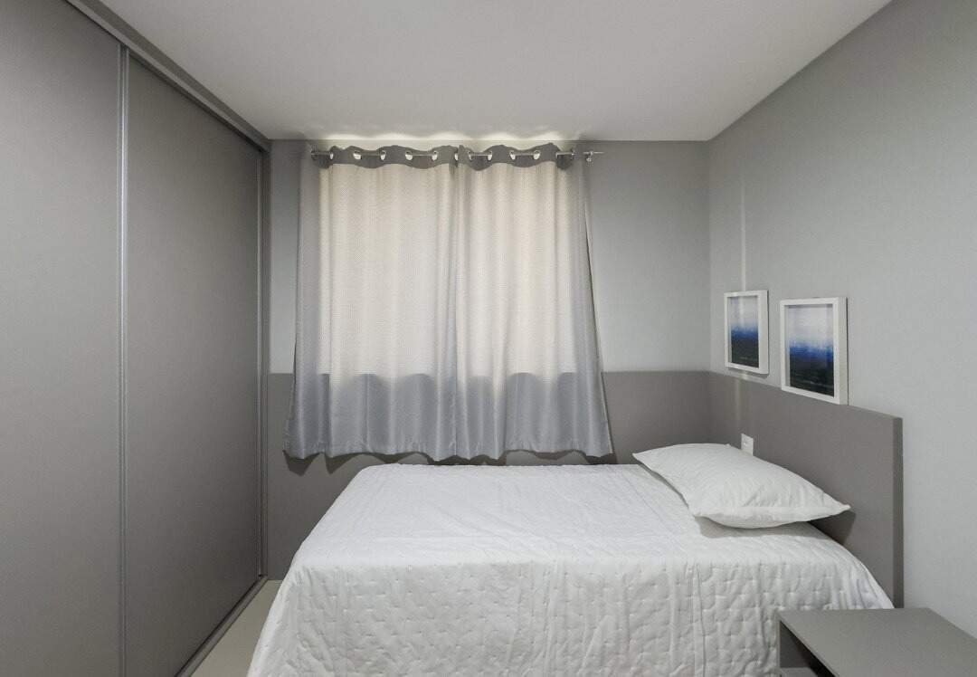 Apartamento à venda no Pioneiros: Dormitório com guarda-roupa e cortinas