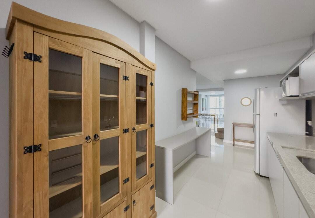 Apartamento à venda no Pioneiros: Cozinha com cristaleira de madeira e bancada de apoio