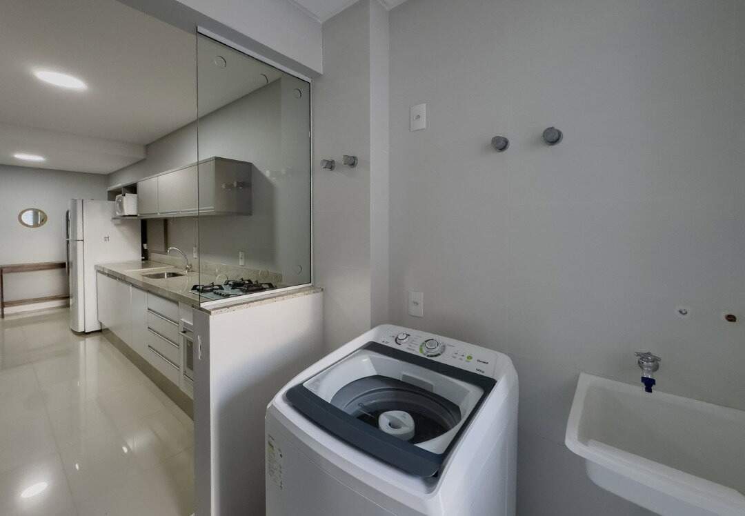 Apartamento à venda no Pioneiros: Área de serviço com tanque, separada da cozinha por divisória de vidro