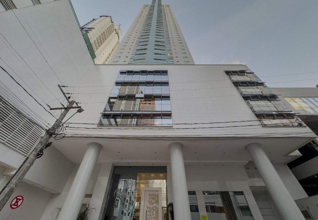 Apartamento à venda no Pioneiros: Entrada do Edifício Império das Ondas, na Rua Egidio Alfredo Crispim, bairro Pioneiros