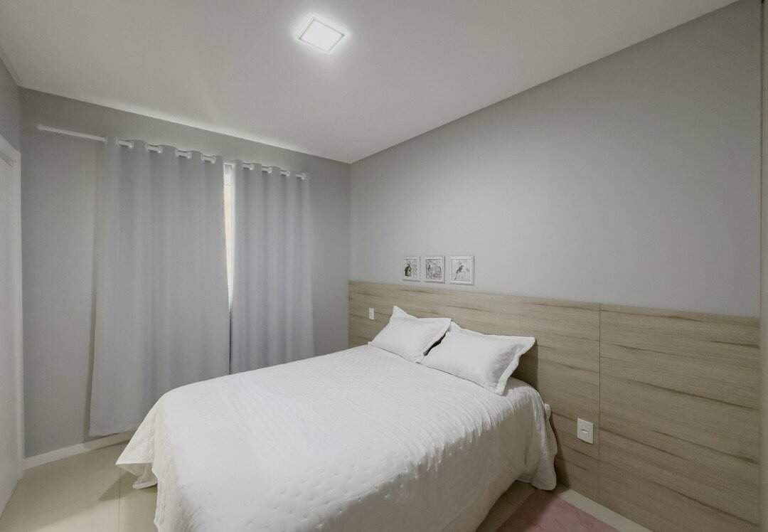 Apartamento à venda no Pioneiros: Dormitório com cabeceira em painel de madeira