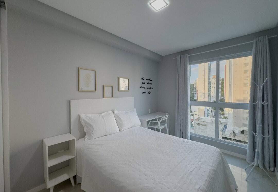 Apartamento à venda no Pioneiros: Dormitório com cama de casal, escrivaninha e janela ampla
