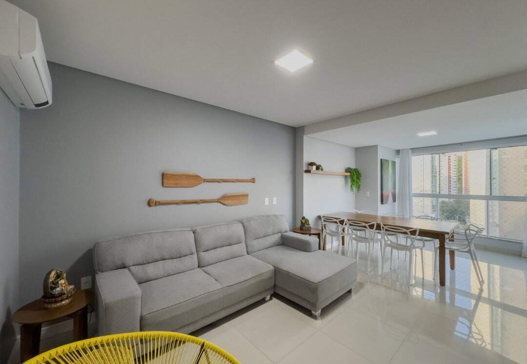 Apartamento à venda no Pioneiros: Living e jantar integrados do apartamento de 133 m² no Império das Ondas, em Balneário Camboriú
