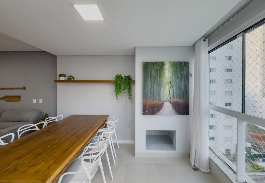 Apartamento à venda no Pioneiros: Espaço gourmet com churrasqueira integrado ao jantar, com fechamento de vidro