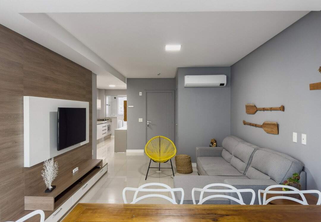 Apartamento à venda no Pioneiros: Living visto do jantar, com a cozinha ao fundo