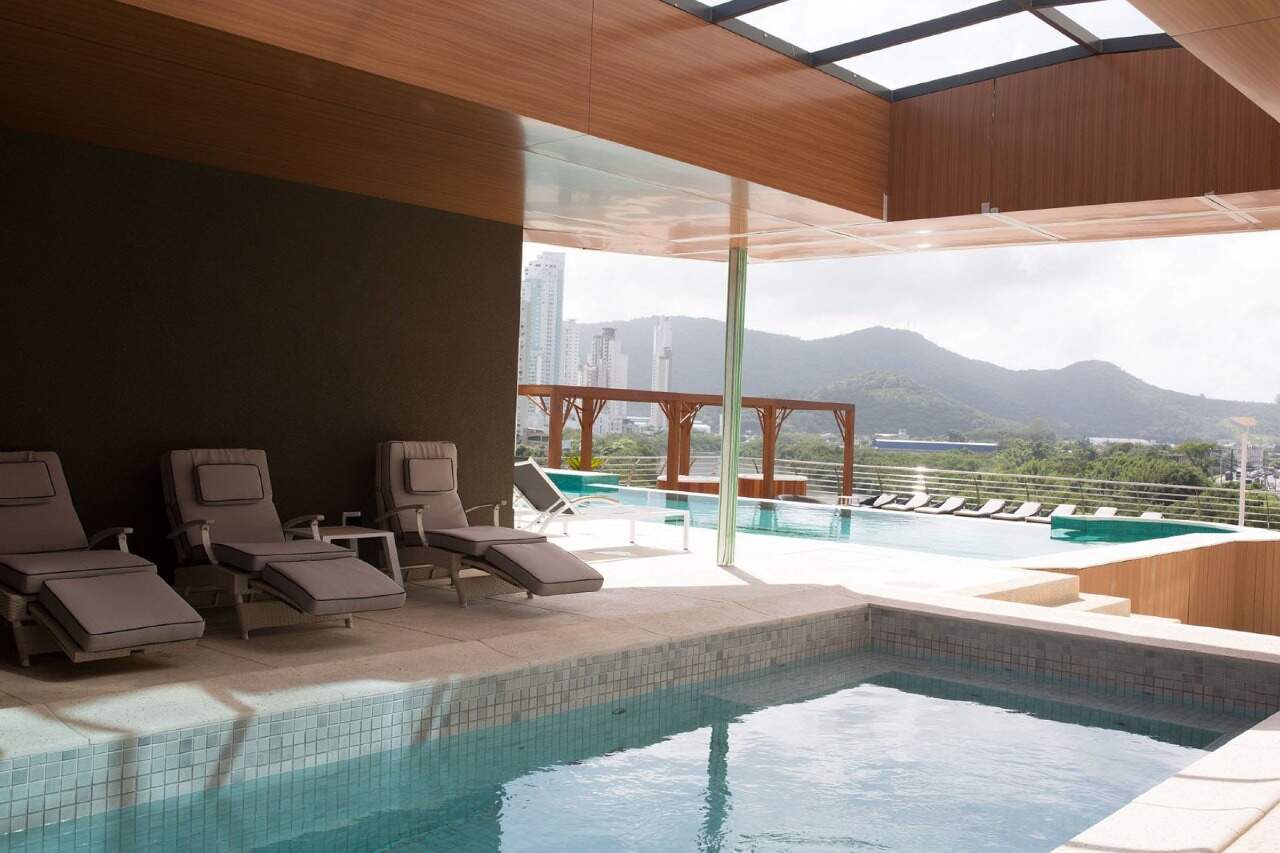 Apartamento à venda no Barra Sul: Piscina aquecida com propulsor de correnteza e espreguiçadeiras