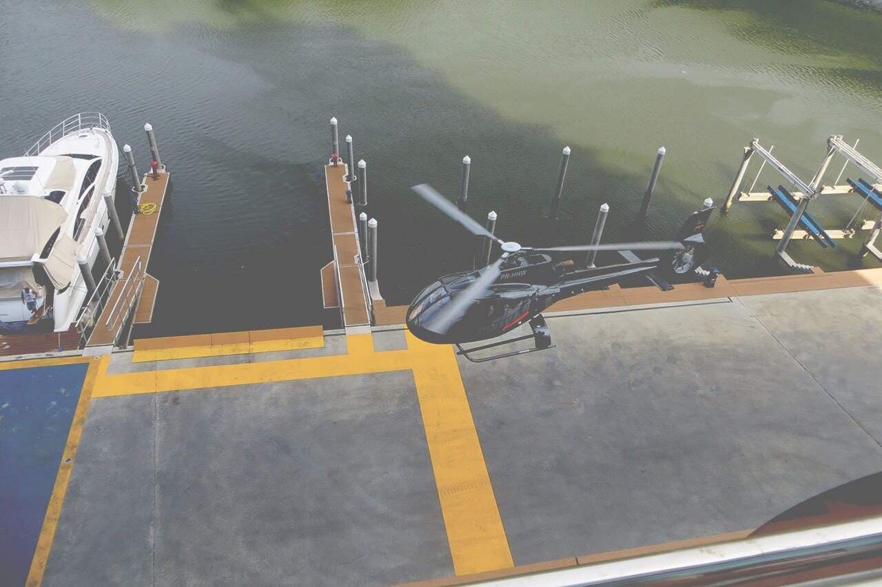 Apartamento à venda no Barra Sul: Helicóptero no heliponto homologado pela ANAC, ao lado das vagas da marina