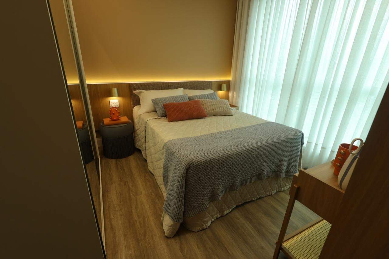 Apartamento à venda no Barra Sul: Suíte com cama de casal, armários e janela com cortinas