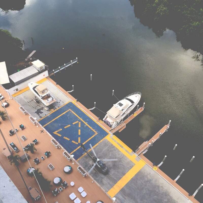 Apartamento à venda no Barra Sul: Heliponto e marina do Marina Beach Towers vistos do alto, na margem do Rio Camboriú