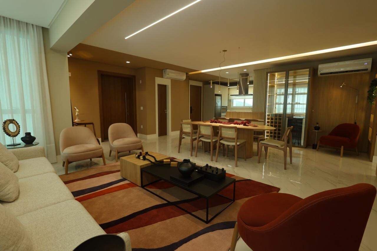 Apartamento à venda no Barra Sul: Living com estar, sala de jantar e ar-condicionado