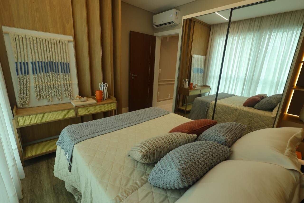 Apartamento à venda no Barra Sul: Suíte com penteadeira, armário espelhado e ar-condicionado