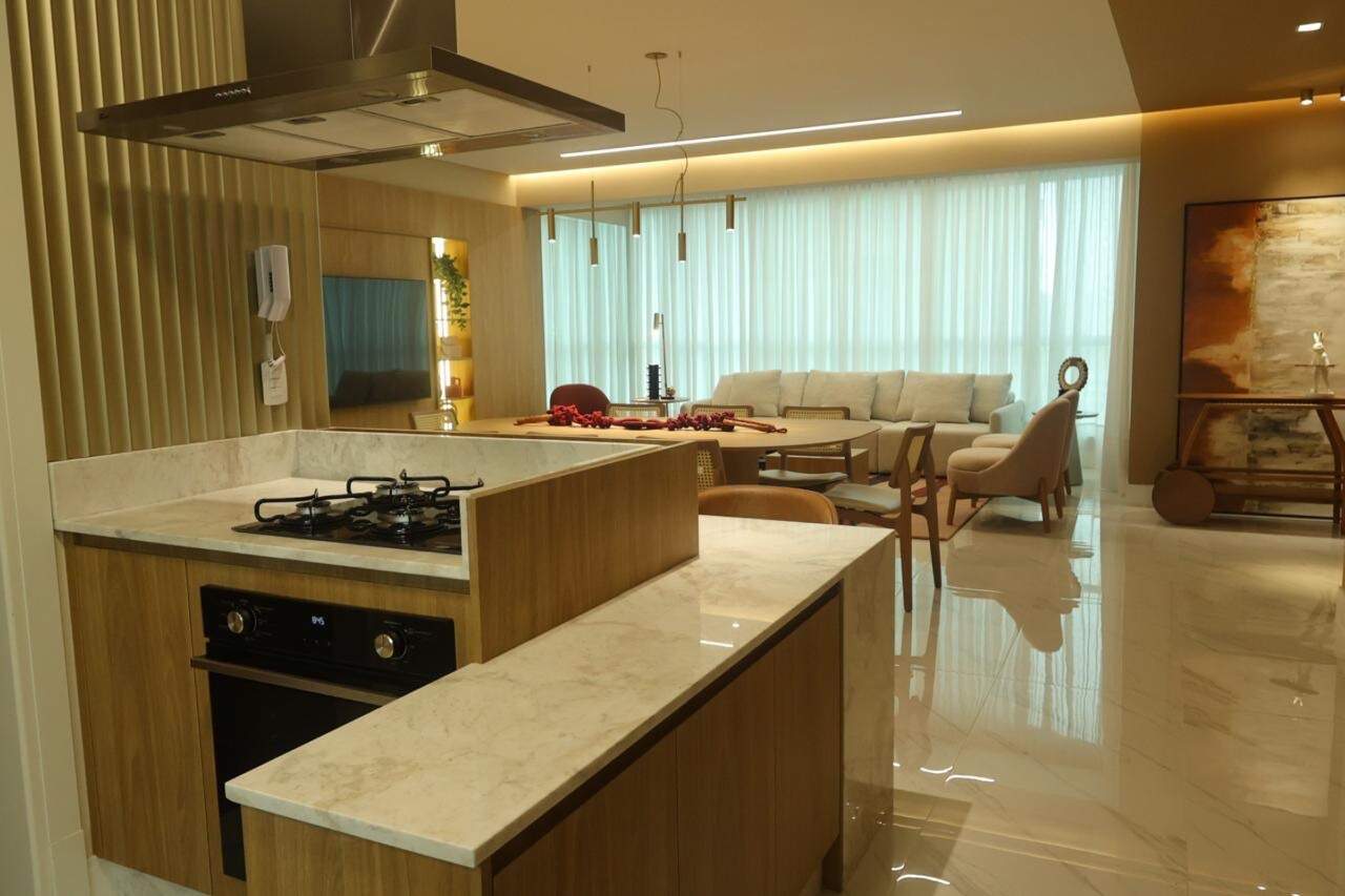 Apartamento à venda no Barra Sul: Cozinha com ilha e cooktop integrada ao living e à sala de jantar