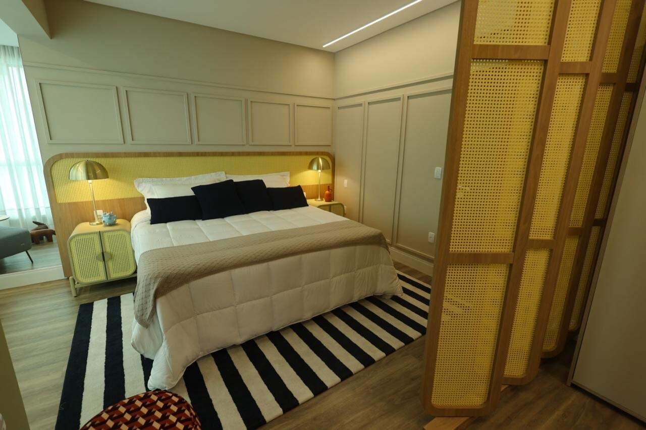 Apartamento à venda no Barra Sul: Suíte com cabeceira clássica, paredes com molduras e painel de palhinha