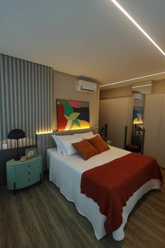 Apartamento à venda no Barra Sul: Suíte com quadro colorido e iluminação embutida no teto