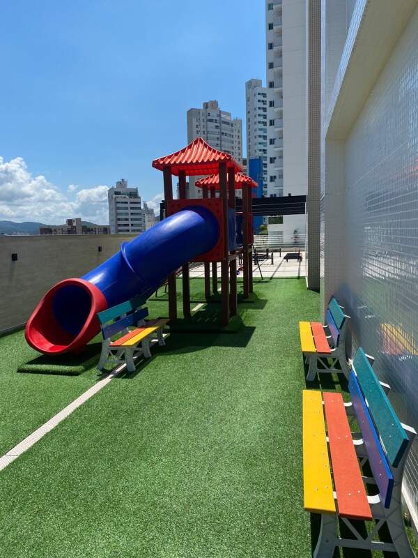 Apartamento à venda no Barra Sul: Playground com gramado sintético no Marina Beach Towers
