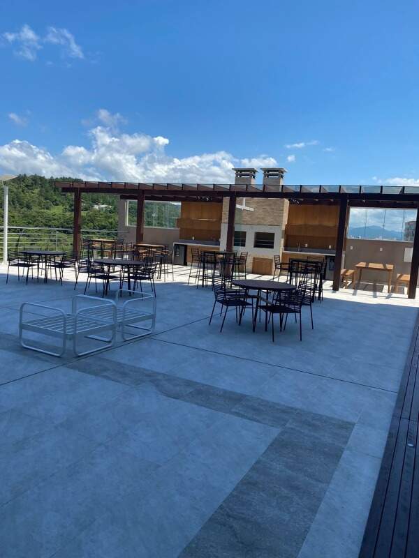 Apartamento à venda no Barra Sul: Espaço gourmet no terraço, com churrasqueira e mesas sob pergolado