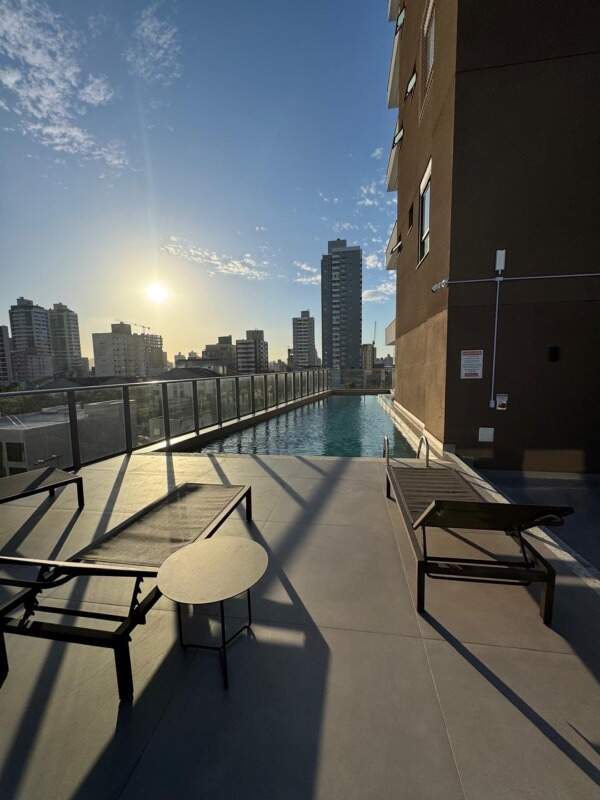 Apartamento à venda no Centro: Piscina do Brooklyn 365 com deck e espreguiçadeiras, no fim de tarde