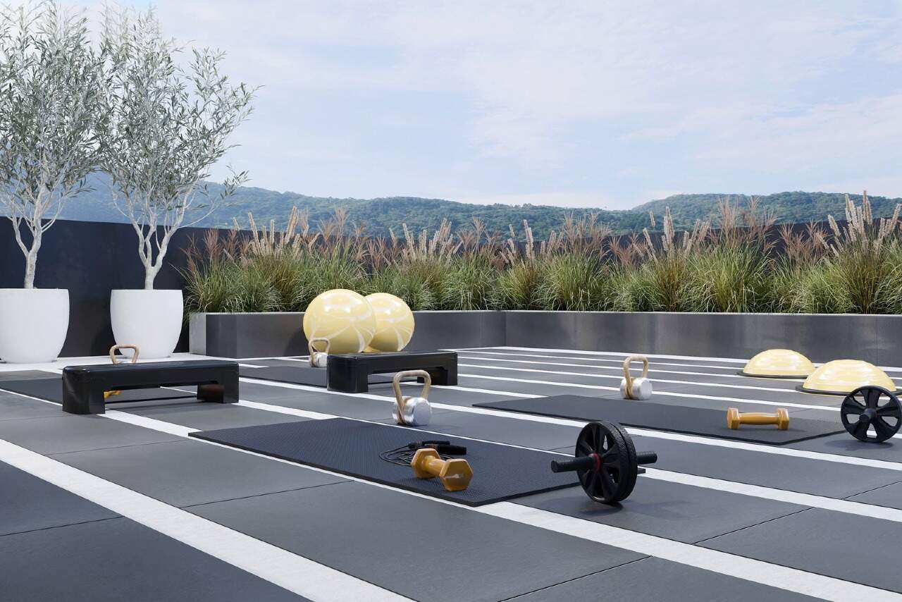 Apartamento à venda no Fazendinha: Academia externa no rooftop com os morros ao fundo (imagem ilustrativa)