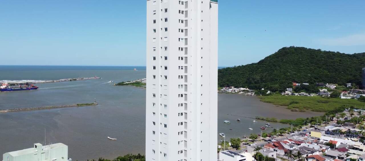 Apartamento à venda no Fazenda: Vista real por drone na altura deste andar: barra do Itajaí-Açu e Saco da Fazenda
