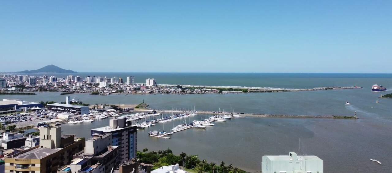 Apartamento à venda no Fazenda: Vista real por drone no terreno, na altura deste andar: Marina Itajaí, a barra e o mar