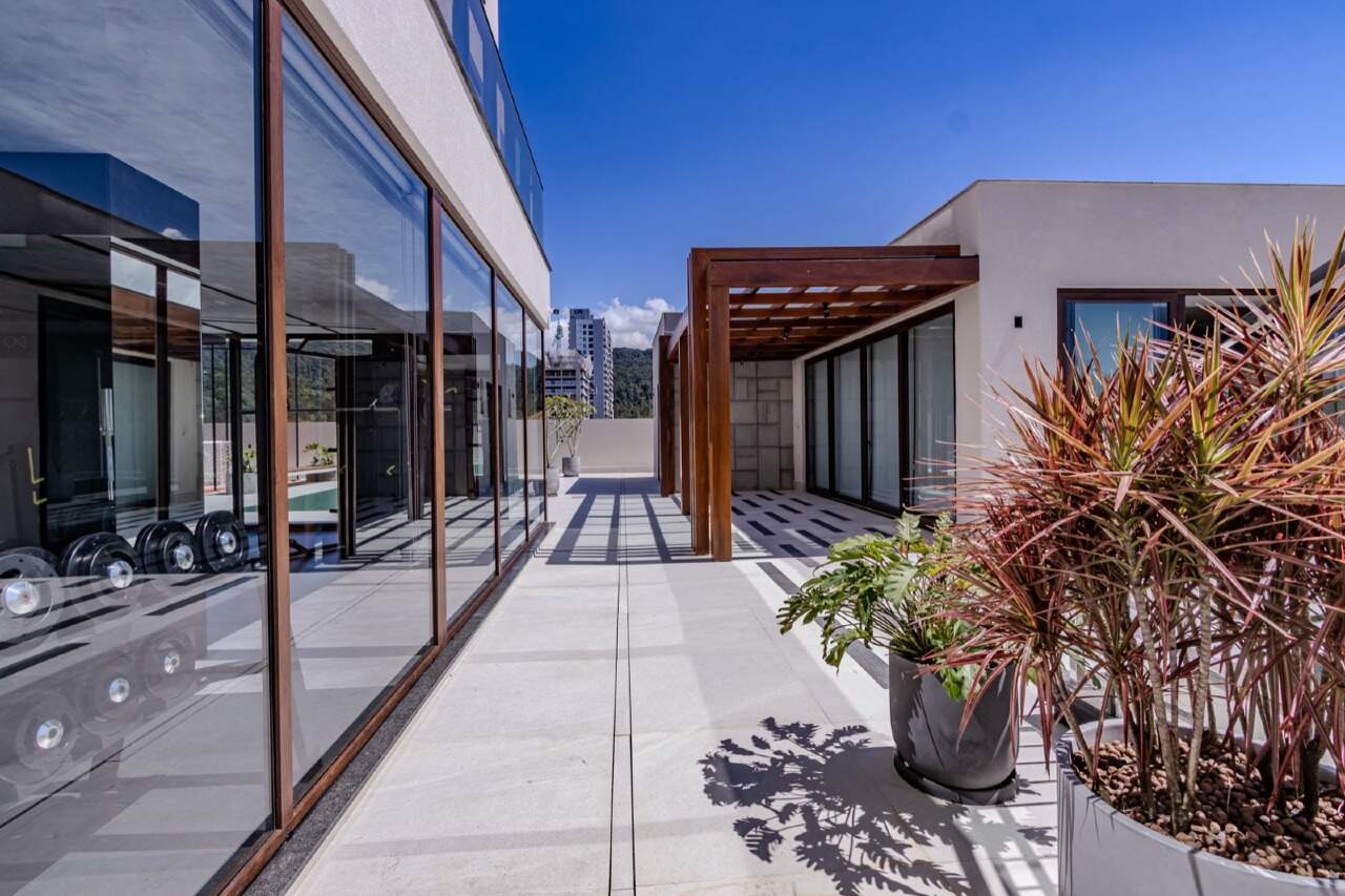 Apartamento à venda no Praia Brava: Terraço com pergolado ao lado dos salões do Sirena