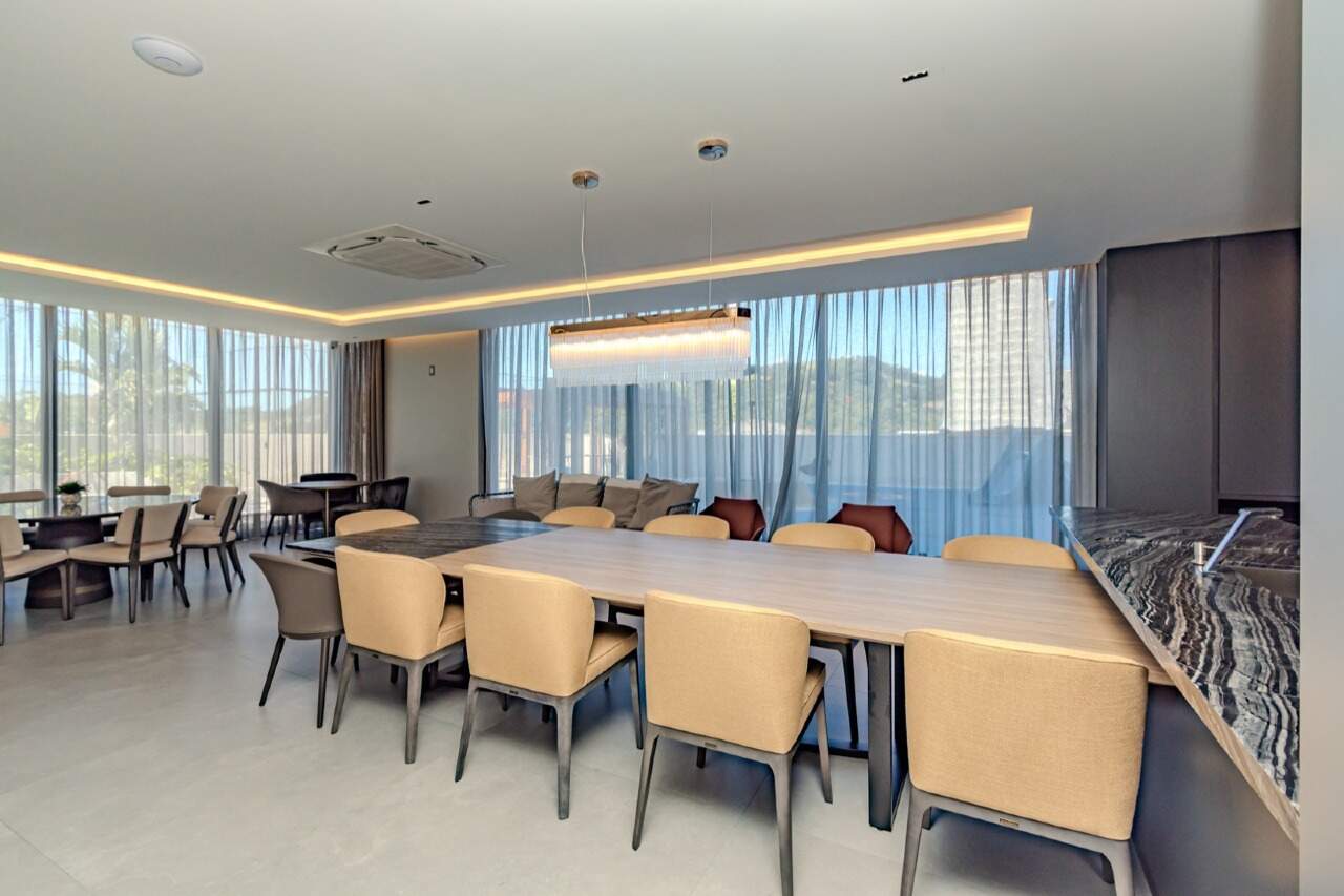 Apartamento à venda no Praia Brava: Salão de festas com mesa comunitária no Torres da Brava Sirena