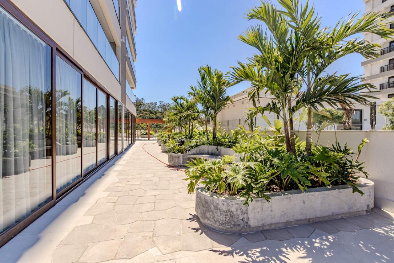 Apartamento à venda no Praia Brava: Jardim com palmeiras junto à fachada do Sirena