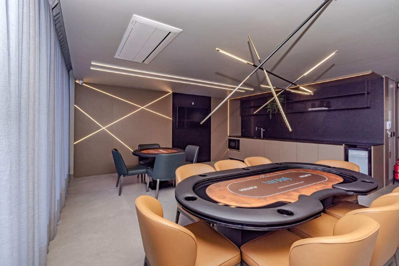 Apartamento à venda no Praia Brava: Sala de jogos com mesa de pôquer no Torres da Brava Sirena
