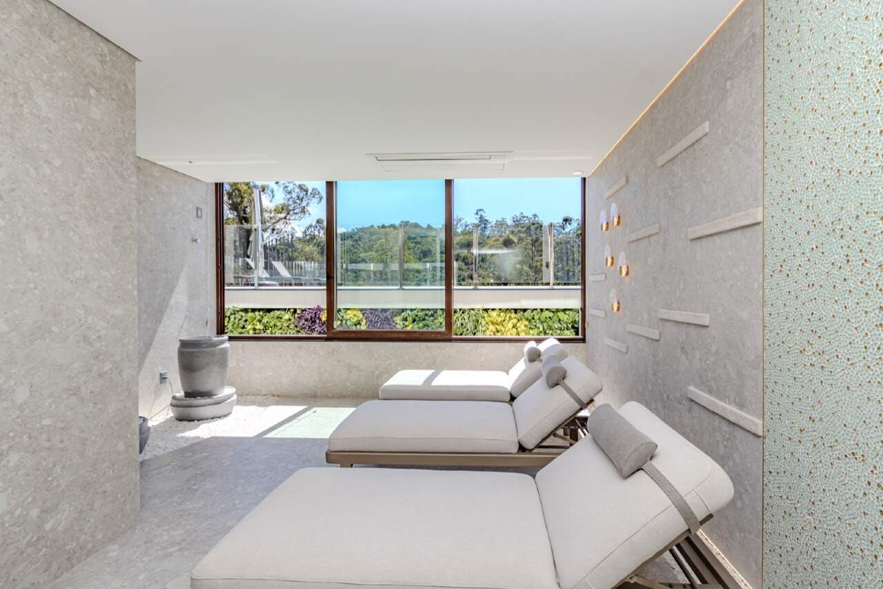 Apartamento à venda no Praia Brava: Sala de descanso com espreguiçadeiras no Torres da Brava Sirena