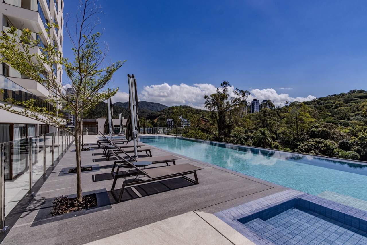 Apartamento à venda no Praia Brava: Piscina com deck e árvores no lazer do Torres da Brava Sirena, na Praia Brava