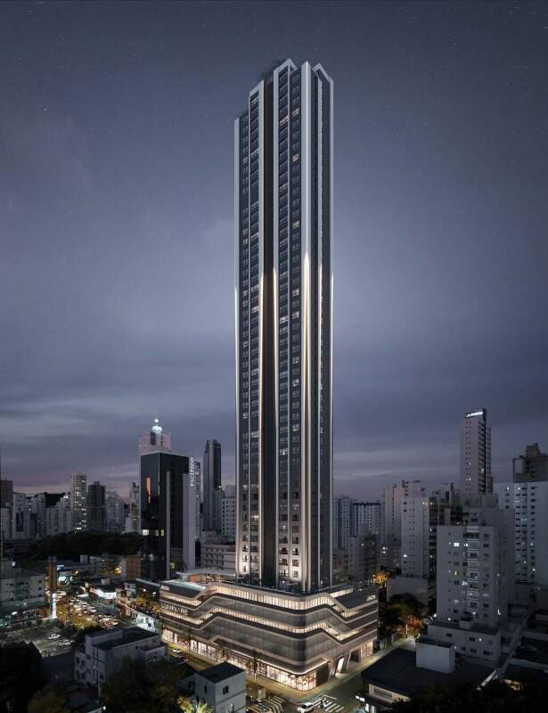 Apartamento diferenciado à venda no Centro: Torre de 182 metros do Luminare Residencial à noite (imagem ilustrativa)