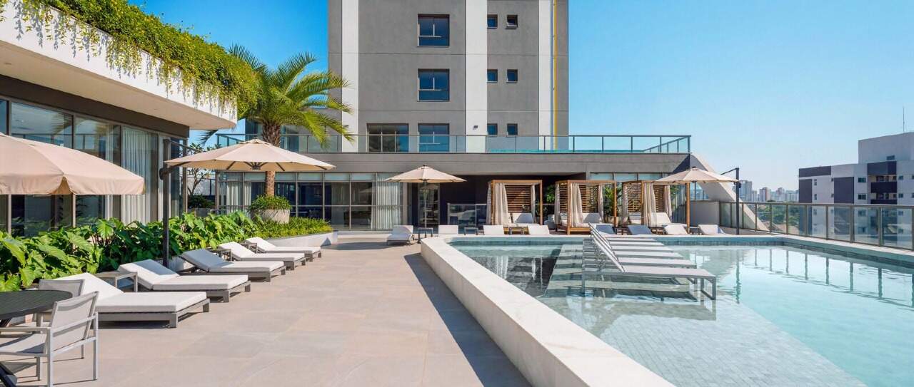 Apartamento diferenciado à venda no Centro: Piscinas adulto e infantil com deck no lazer do Luminare (imagem ilustrativa)