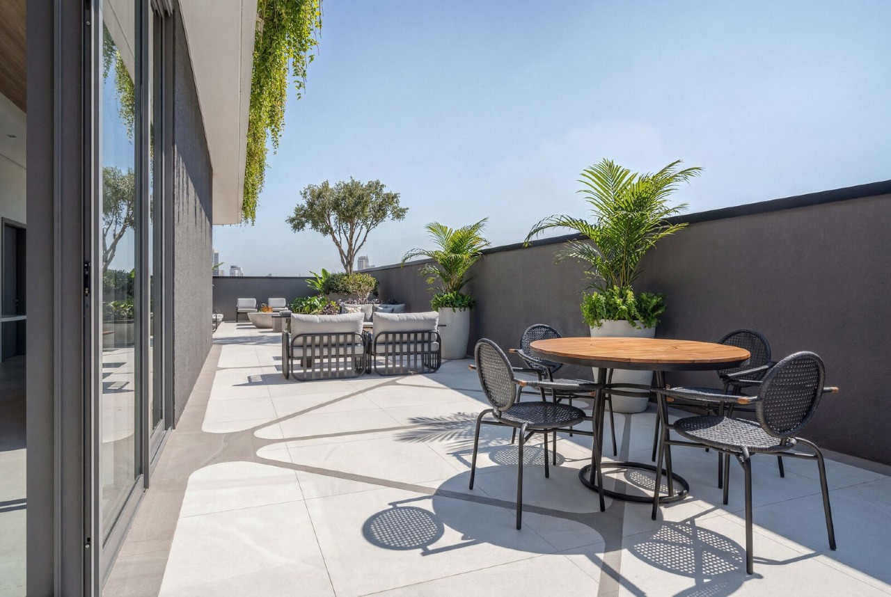 Cobertura à venda no Centro: Lounge externo com mesas e jardim no Luminare (imagem ilustrativa)