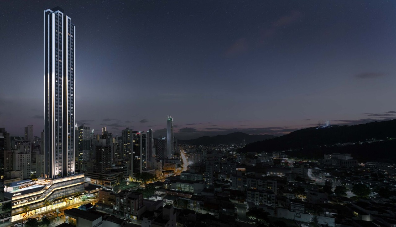 Cobertura à venda no Centro: Torre do Luminare iluminada à noite, no Centro de Balneário Camboriú (imagem ilustrativa)