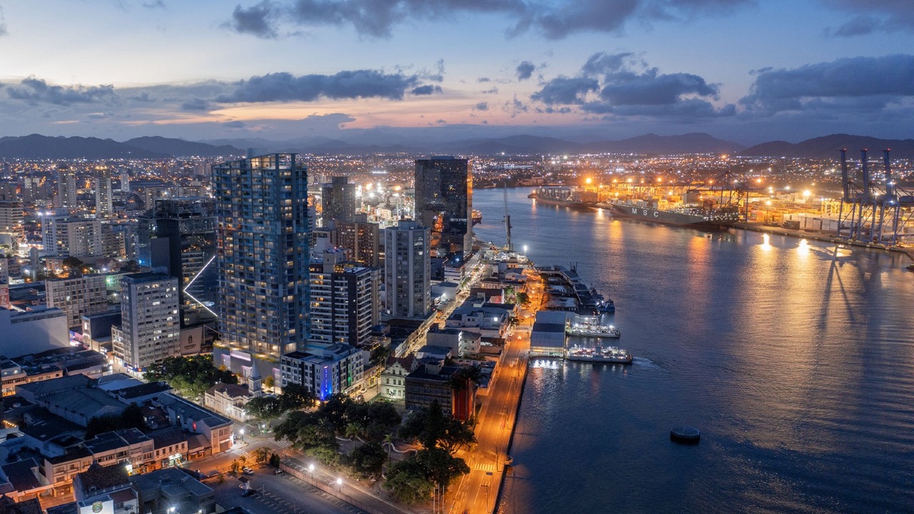 Apartamento à venda no Centro: Lotisa Downtown ao entardecer, à beira do rio Itajaí-Açu e do porto (imagem ilustrativa)