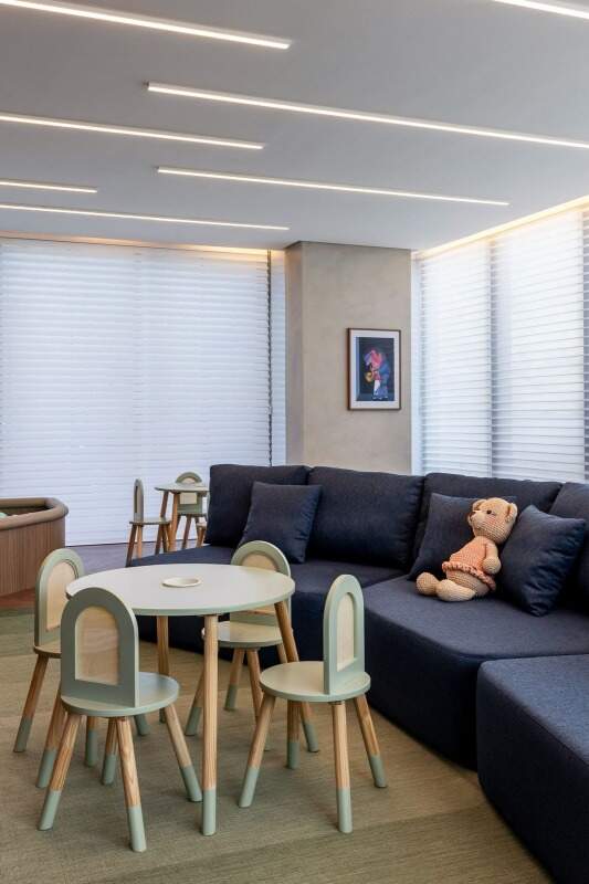 Apartamento à venda no Fazenda: Mesa infantil e sofá do kids club