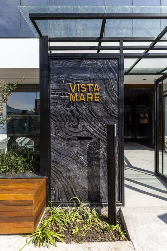 Apartamento à venda no Fazenda: Totem com o nome Vista Mare na entrada do prédio