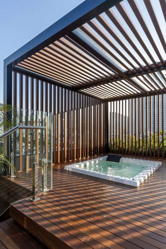 Apartamento à venda no Fazenda: Ofurô do spa, com deck de madeira