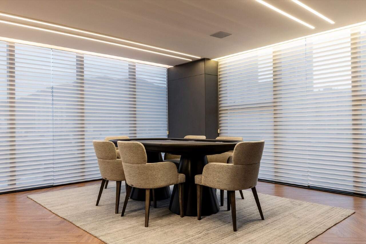 Apartamento à venda no Fazenda: Mesa de pôquer da sala de jogos