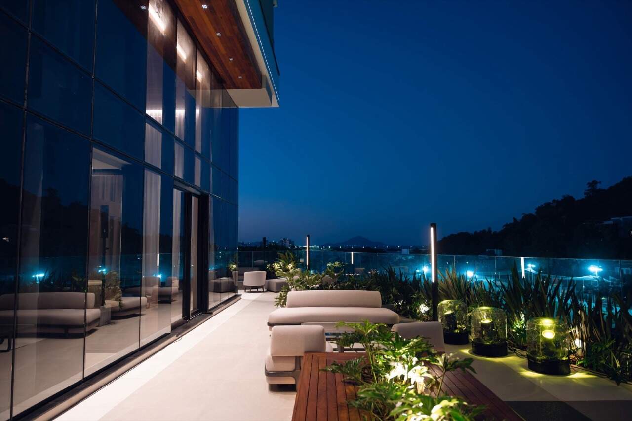 Apartamento à venda no Fazenda: Terraço do lazer à noite, com jardim iluminado