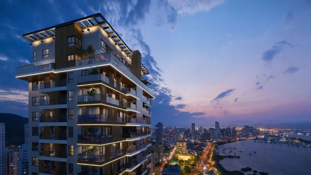 Apartamento à venda no Fazenda: Últimos andares do Vista Mare ao anoitecer, com a baía ao fundo (imagem ilustrativa)