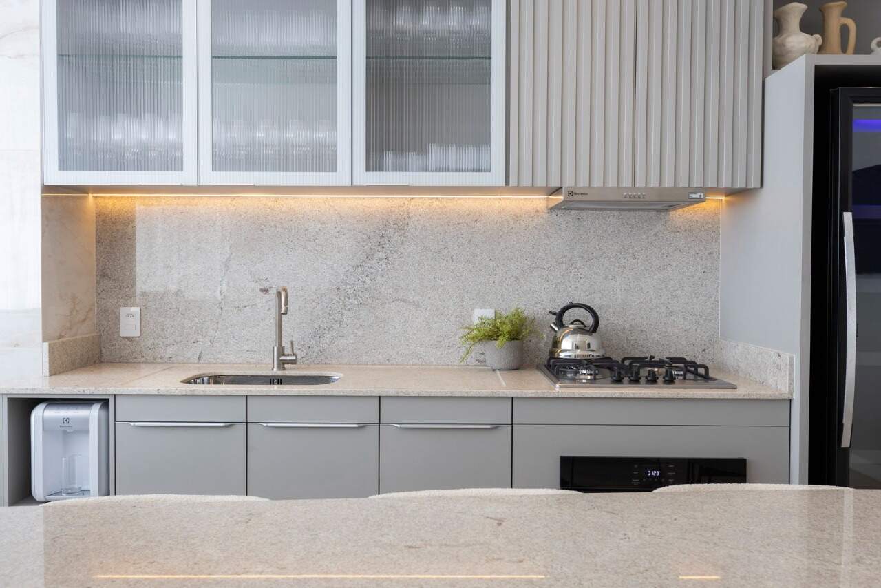 Apartamento diferenciado à venda no Fazenda: Espaço gourmet com mesa e adega climatizada