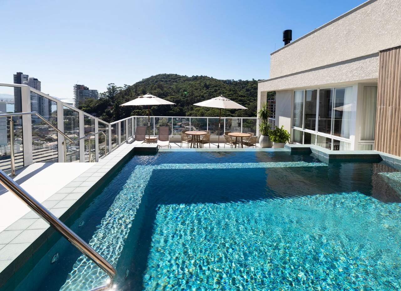 Apartamento diferenciado à venda no Fazenda: Piscina do rooftop do L’Aquamarine Residence, prédio pronto na Fazenda