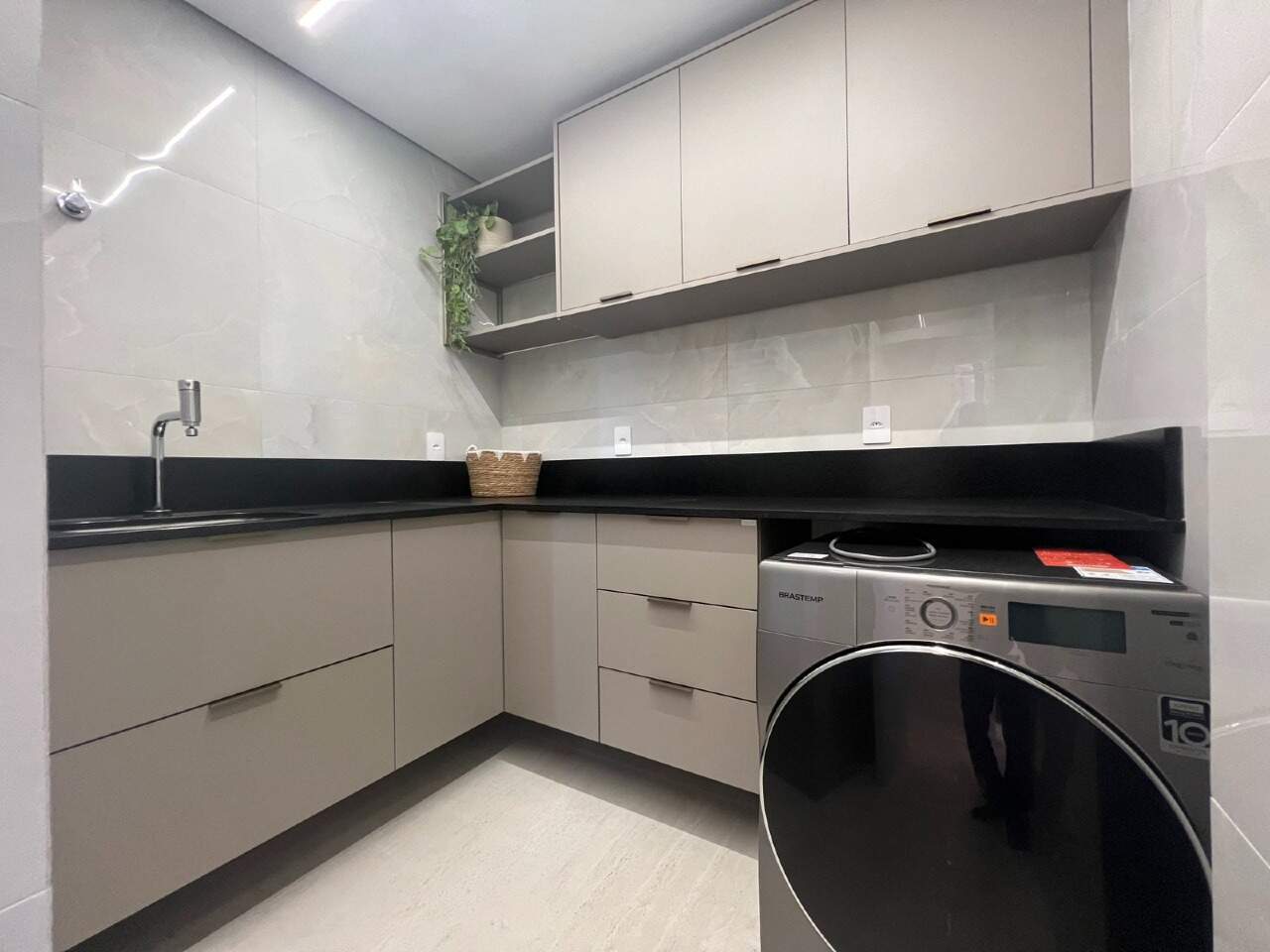 Apartamento à venda no Praia Brava: Lavanderia com armários em apartamento decorado (foto real)