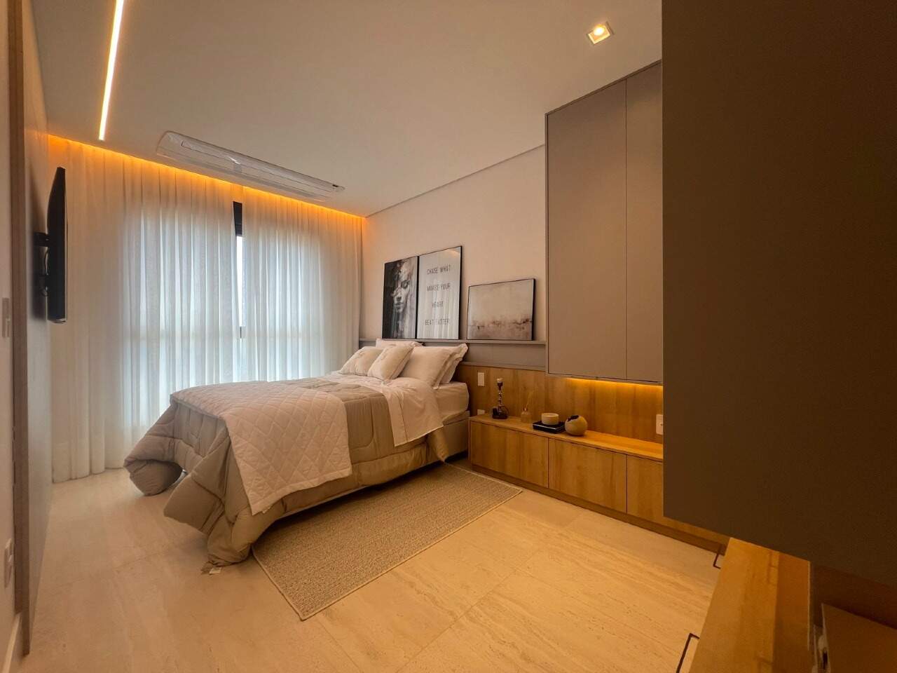 Apartamento à venda no Praia Brava: Suíte com cortinas e iluminação indireta em apartamento decorado (foto real)