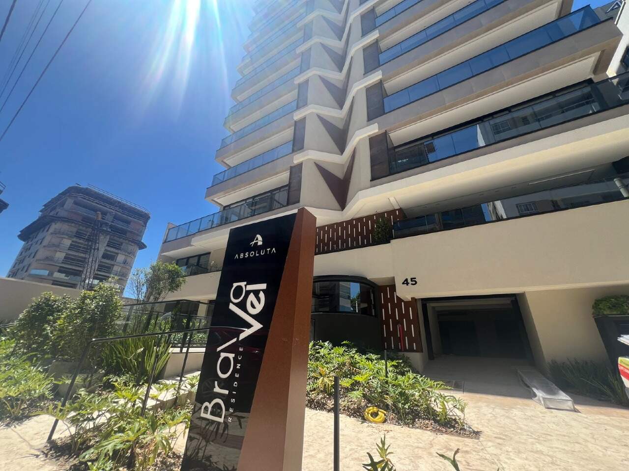Apartamento à venda no Praia Brava: Fachada do Brava Vel com o totem de entrada na Rua Miguel Francisco Borges (foto real)